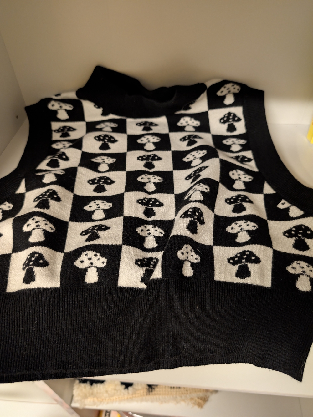 Forever 21 Black & White Crop Checkerboard Mushroom Knit Vest Large